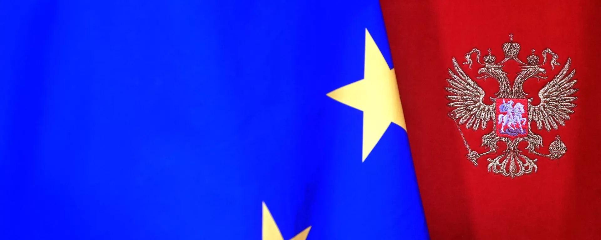 Una bandera de la UE con el escudo de Rusia Una bandera de la UE con el escudo de Rusia - Sputnik Mundo, 1920, 16.12.2022