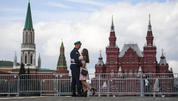Un soldado de las Fuerzas Aerotransportadas de Rusia con su novia - Sputnik Mundo