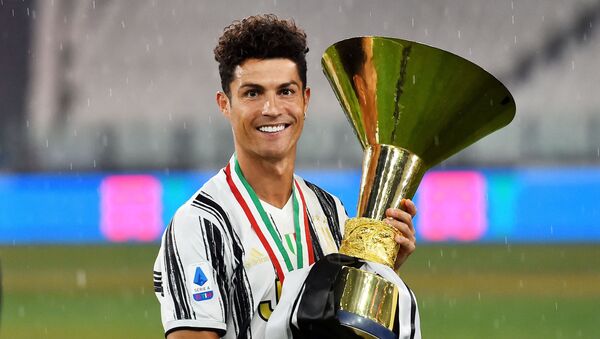 Cristiano Ronaldo sostiene el trofeo de campeón del torneo italiano - Sputnik Mundo