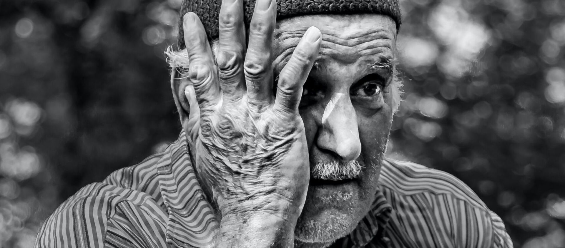 Un hombre mayor con una de las manos sobre el rostro - Sputnik Mundo, 1920, 03.08.2020
