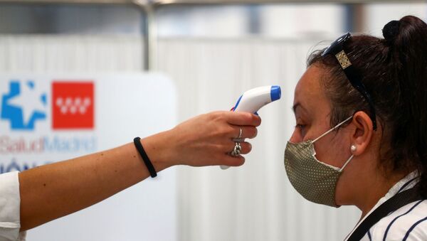 Una mujer tomando temperatura durante rebrote de coronavirus en España - Sputnik Mundo