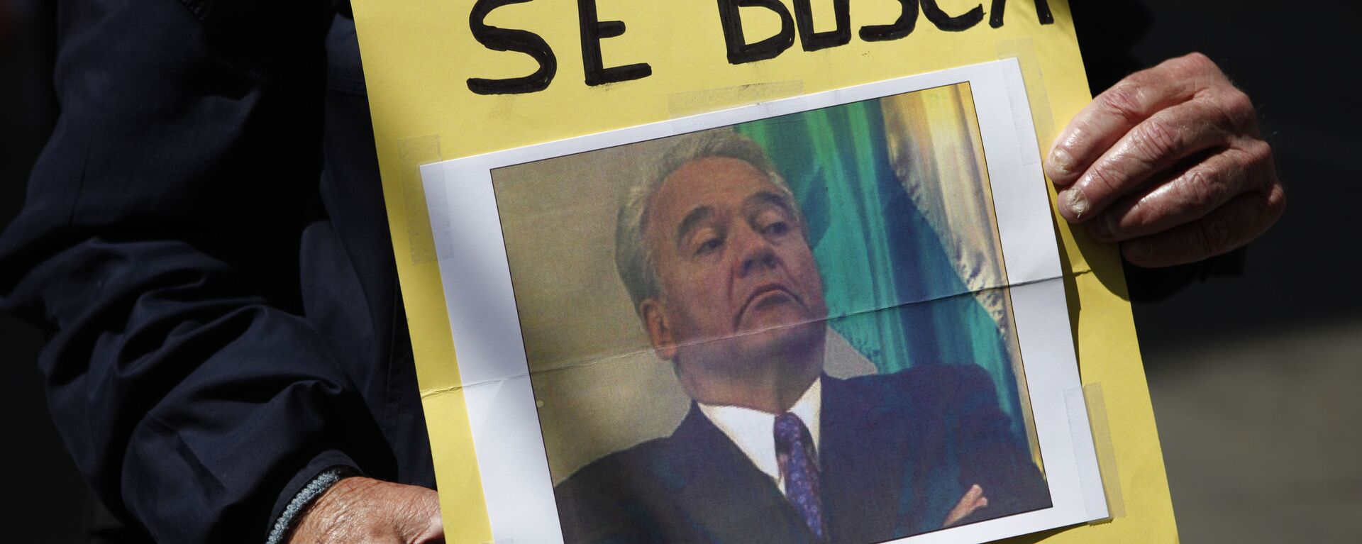 Una persona con la foto de Gonzalo Sánchez de Lozada, el expresidente boliviano (2002-2003)  - Sputnik Mundo, 1920, 06.04.2021