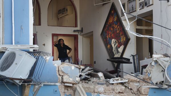 Una mujer se encuentra dentro de un restaurante dañado por la explosión en el puerto de Beirut, Líbano. 5 de agosto de 2020 - Sputnik Mundo