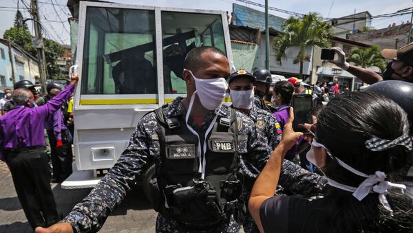Un agente de la Policía Nacional Bolivariana en Caracas, Venezuela - Sputnik Mundo