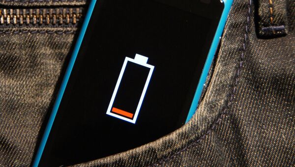 Batería baja en un smartphone - Sputnik Mundo