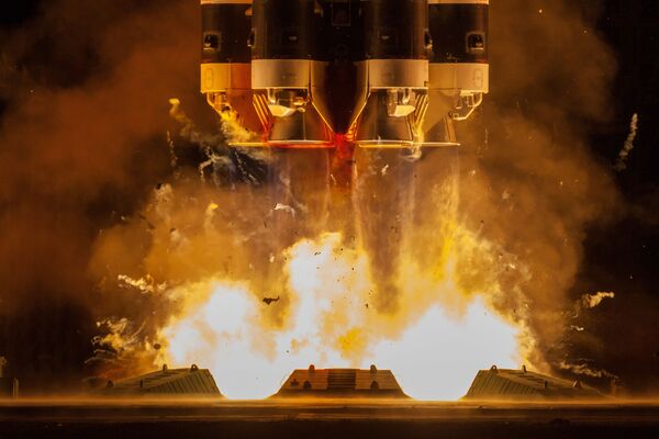 Запуск ракеты-носителя Протон-М с разгонным блоком Бриз-М с телекоммуникационными спутниками Экспресс-80 и Экспресс-103 с космодрома Байконур - Sputnik Mundo