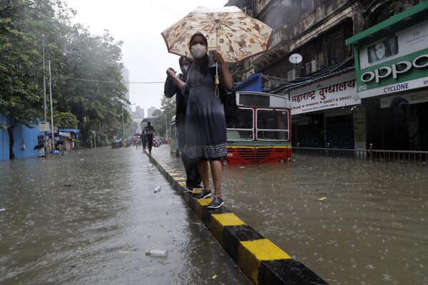 Затопленная улица во время проливных дождей в Мумбаи, Индия - Sputnik Mundo