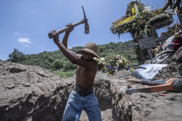 Работник кладбища копает новую могилу в Сан Мигель Хико, Мексика  - Sputnik Mundo