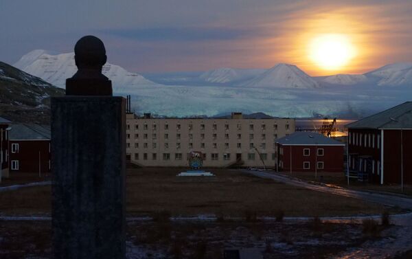Así es el asentamiento ruso de Piramida, en el archipiélago noruego de Svalbard - Sputnik Mundo