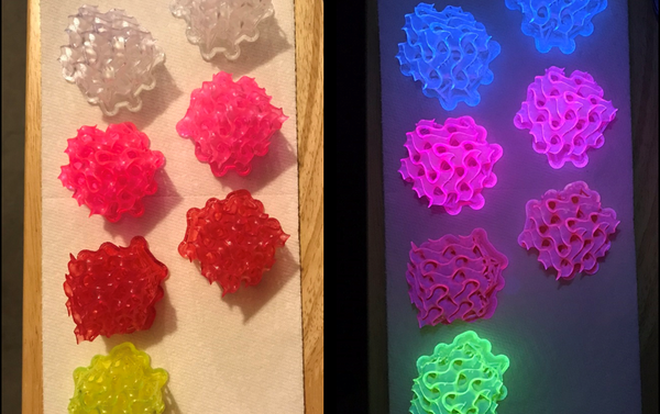 Giroides impresos en 3D hechos con materiales SMILES bajo luz blanca y bajo luz UV - Sputnik Mundo