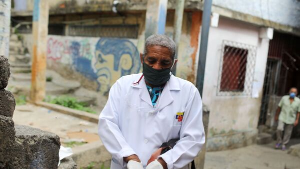Un doctor recorre el barrio de Las Mayas durante la pandemia de coronavirus en Caracas, Venezuela - Sputnik Mundo