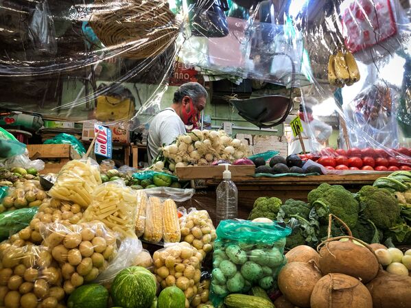 Los vendedores de frutas han puesto capas plásticas protectoras para evitar exponerse a contagios - Sputnik Mundo