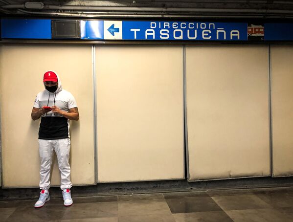 Joven en una estación del metro de la Ciudad de México - Sputnik Mundo