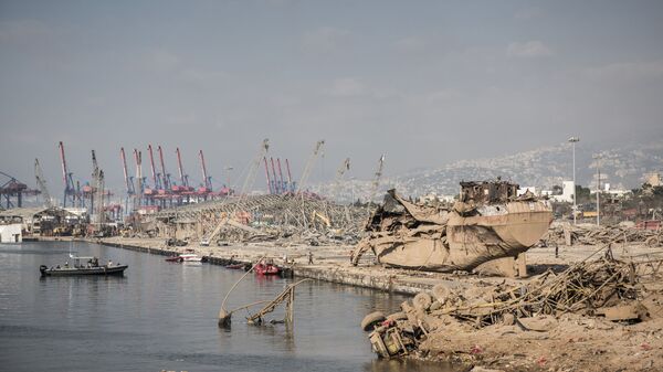 Destrucciones en el puerto de Beirut tras la explosión - Sputnik Mundo