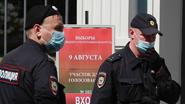 Agentes de Policía cerca de la embajada de Bielorrusia en Moscú - Sputnik Mundo
