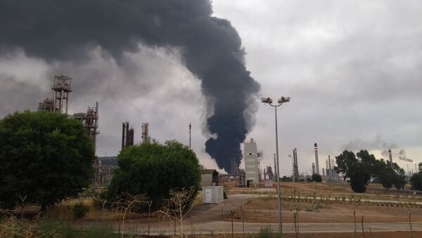 Un rayo hace estallar un tanque de la petrolera Repsol en Puertollano, España - Sputnik Mundo