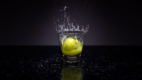 Una fruta en un vaso de aguas (imagen referencial) - Sputnik Mundo
