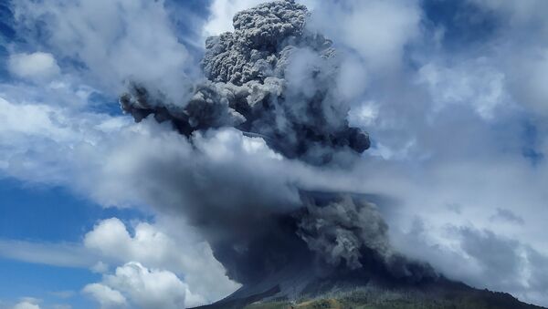 El volcán indonesio Sinabung expulsa una columna de ceniza - Sputnik Mundo