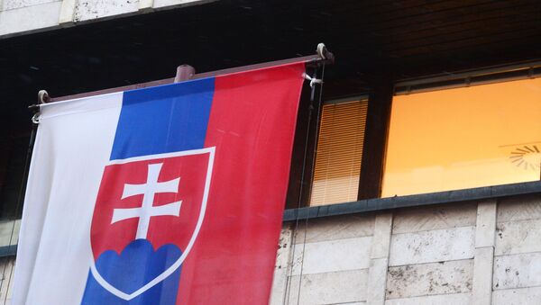 La bandera de Eslovaquia en su Embajada en Moscú - Sputnik Mundo