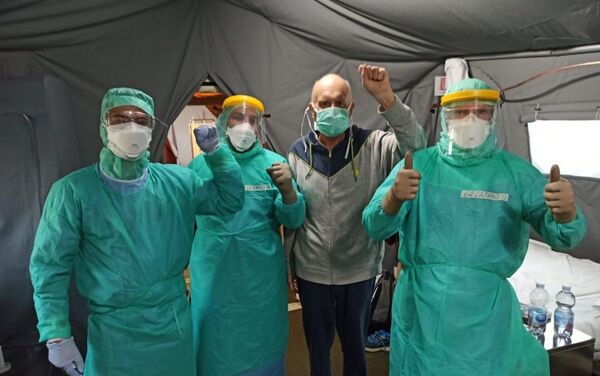 Médicos de la Brigada Internacional Henry Reeve en Crema con el paciente Maurizio Bertolaso Médicos de la Brigada Internacional Henry Reeve en Crema con el paciente Maurizio Bertolaso - Sputnik Mundo