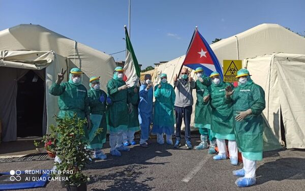 Médicos de la Brigada Internacional Henry Reeve en Crema (Lombardía) con el paciente Maurizio Bertolaso Médicos de la Brigada Internacional Henry Reeve en Crema (Lombardía) con el paciente Maurizio Bertolaso - Sputnik Mundo