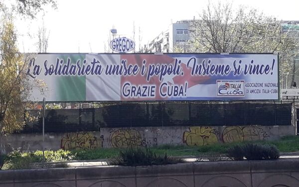 Cartel en Italia que dice: La solidaridad une a los pueblos. Juntos se vence. Gracias Cuba - Sputnik Mundo