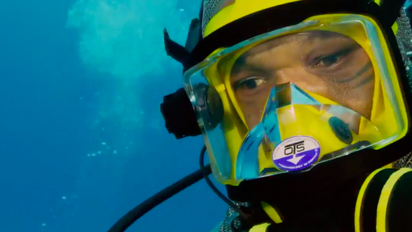 Mike Tyson bucea con tiburones sin jaula de protección - Sputnik Mundo