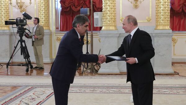 El presidente ruso, Vladímir Putin y el embajador de Afganistán en Rusia, Latif Bahand - Sputnik Mundo