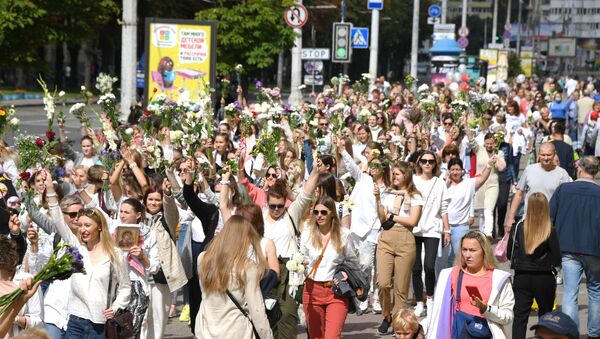 Una marcha de mujeres con flores y globos en las manos en Bielorrusia - Sputnik Mundo