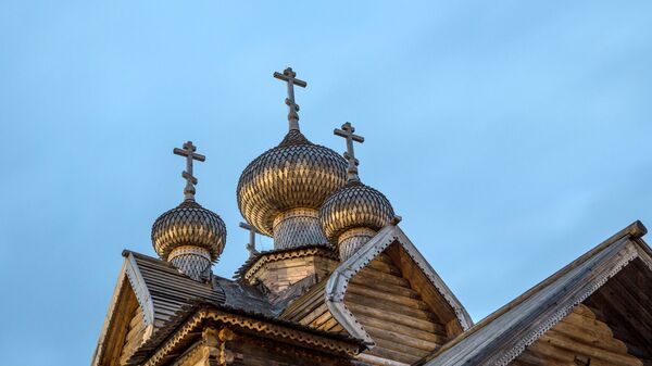 Una iglesia ortodoxa rusa de madera (imagen referencial) - Sputnik Mundo