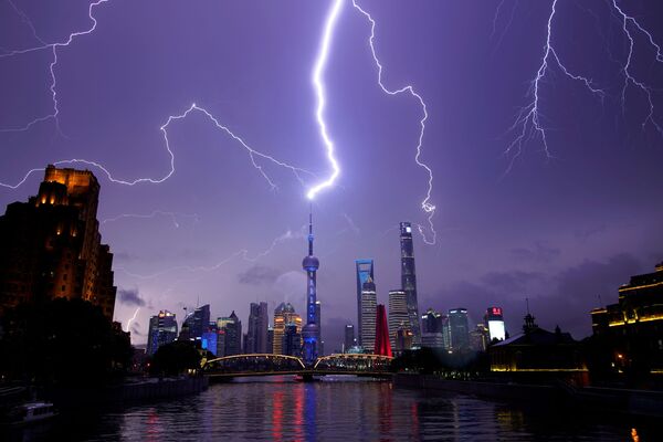 Всполохи молний над Шанхаем, Китай - Sputnik Mundo