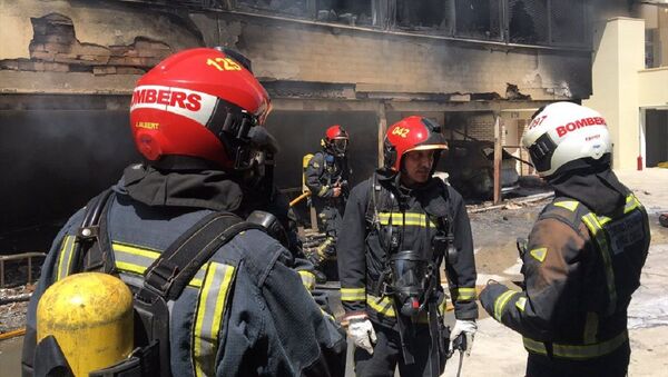 Bomberos de Benicassim apagando el incendio en el hotel - Sputnik Mundo