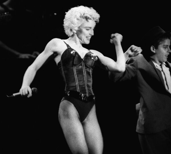 Madonna en 1987, en un concierto en Paris, Francia - Sputnik Mundo