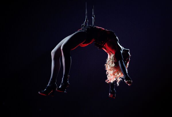 Madonna interpreta 'Living for Love' en la 57 Premios Grammy en Los Ángeles, California, en febrero de 2015 - Sputnik Mundo