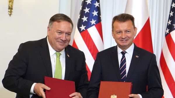 El secretario de Estado de EEUU, Mike Pompeo, y el ministro de Defensa polaco, Mariusz Blaszczak - Sputnik Mundo