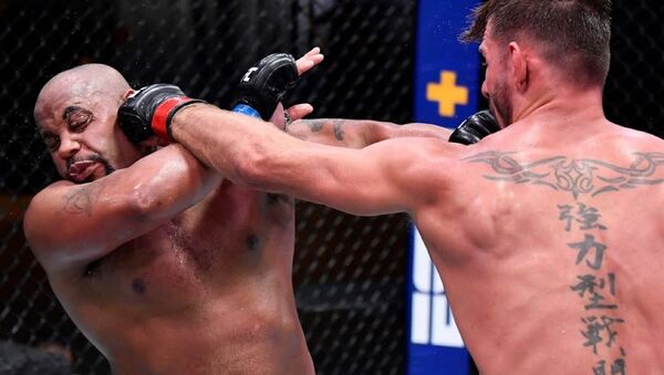 La pelea entre Daniel Cormier y Stipe Miocic en el marco de la UFC 252 - Sputnik Mundo