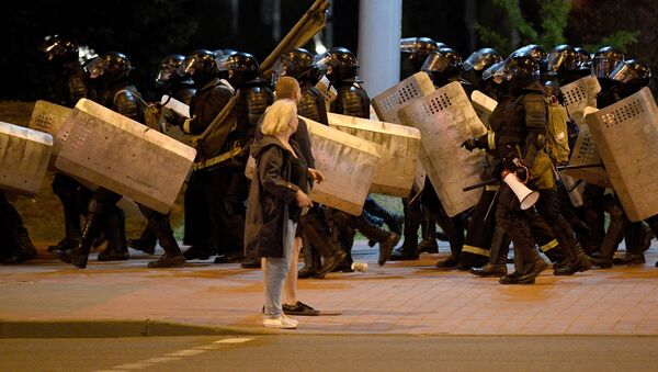 La policía durante las protestas en Minsk - Sputnik Mundo