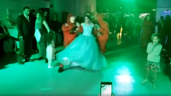 Viral: esta quinceañera es 'raptada' en pleno baile y regresa al estilo 'Casa de Papel' - Sputnik Mundo