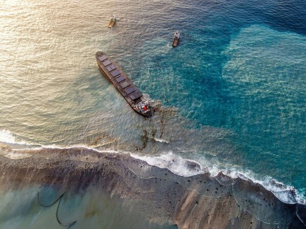 El desastroso derrame de petróleo en la costa de Mauricio, visto desde el aire

 - Sputnik Mundo