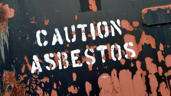 Cartel que señala lugar donde hay riesgo por asbesto, también llamado amianto - Sputnik Mundo
