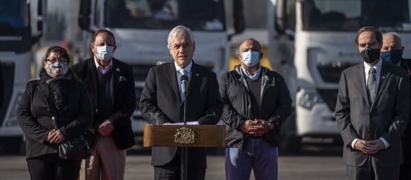 Presidente de Chile, Sebastián Piñera, firma Proyecto de Ley que eleva penas por quema de camiones Presidente de Chile, Sebastián Piñera, firma Proyecto de Ley que eleva penas por quema de camiones - Sputnik Mundo