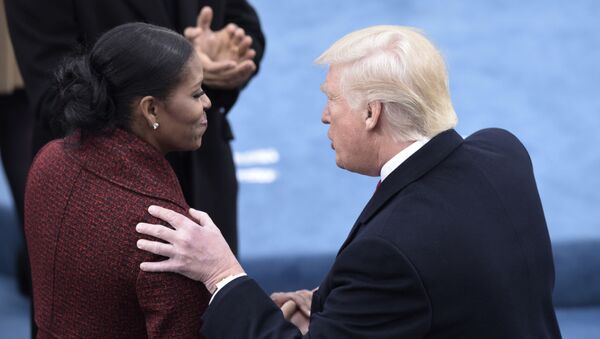 La ex primera dama de EEUU, Michelle Obama, junto al presidente de EEUU, Donald Trump - Sputnik Mundo