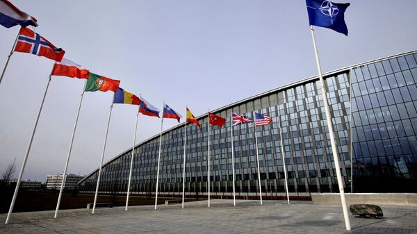 La sede de la OTAN en Bruselas y banderas de algunos países miembros - Sputnik Mundo