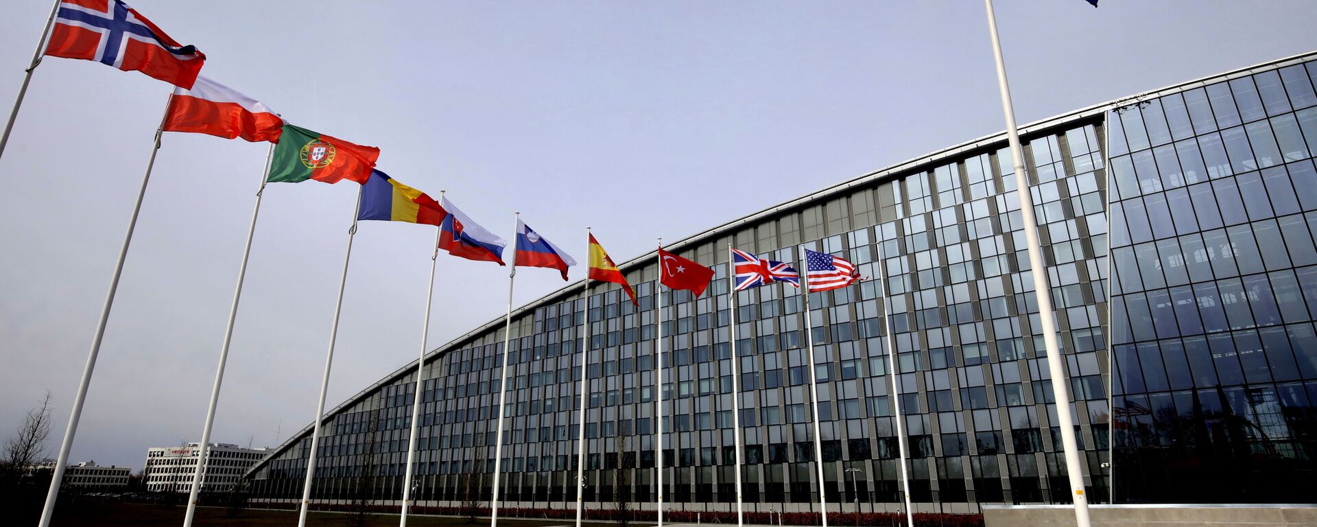 La sede de la OTAN en Bruselas y banderas de algunos países miembros - Sputnik Mundo, 1920, 22.01.2021