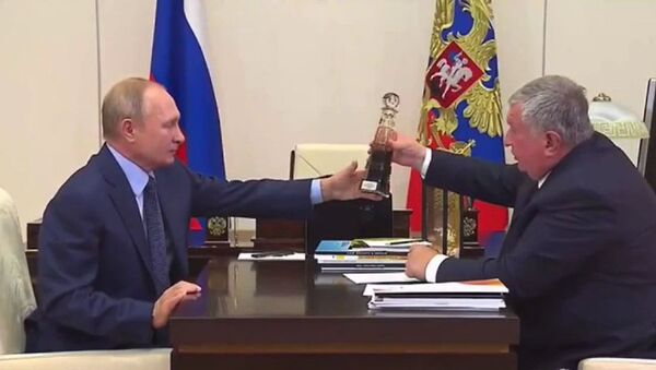 El presidente de Rusia, Vladímir Putin junto al director general de Rosneft, Ígor Sechin - Sputnik Mundo