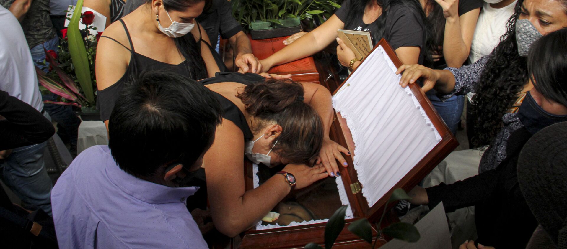 Funeral de los ocho jóvenes asesinados en Samaniego, en el departamento de Nariño, Colombia (agosto 2020) - Sputnik Mundo, 1920, 18.08.2020