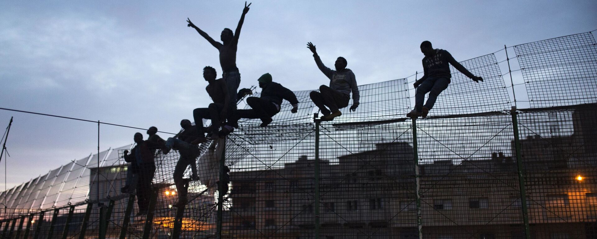 Inmigrantes subsaharianos intenta cruzar la valla de Melilla - Sputnik Mundo, 1920, 12.07.2021