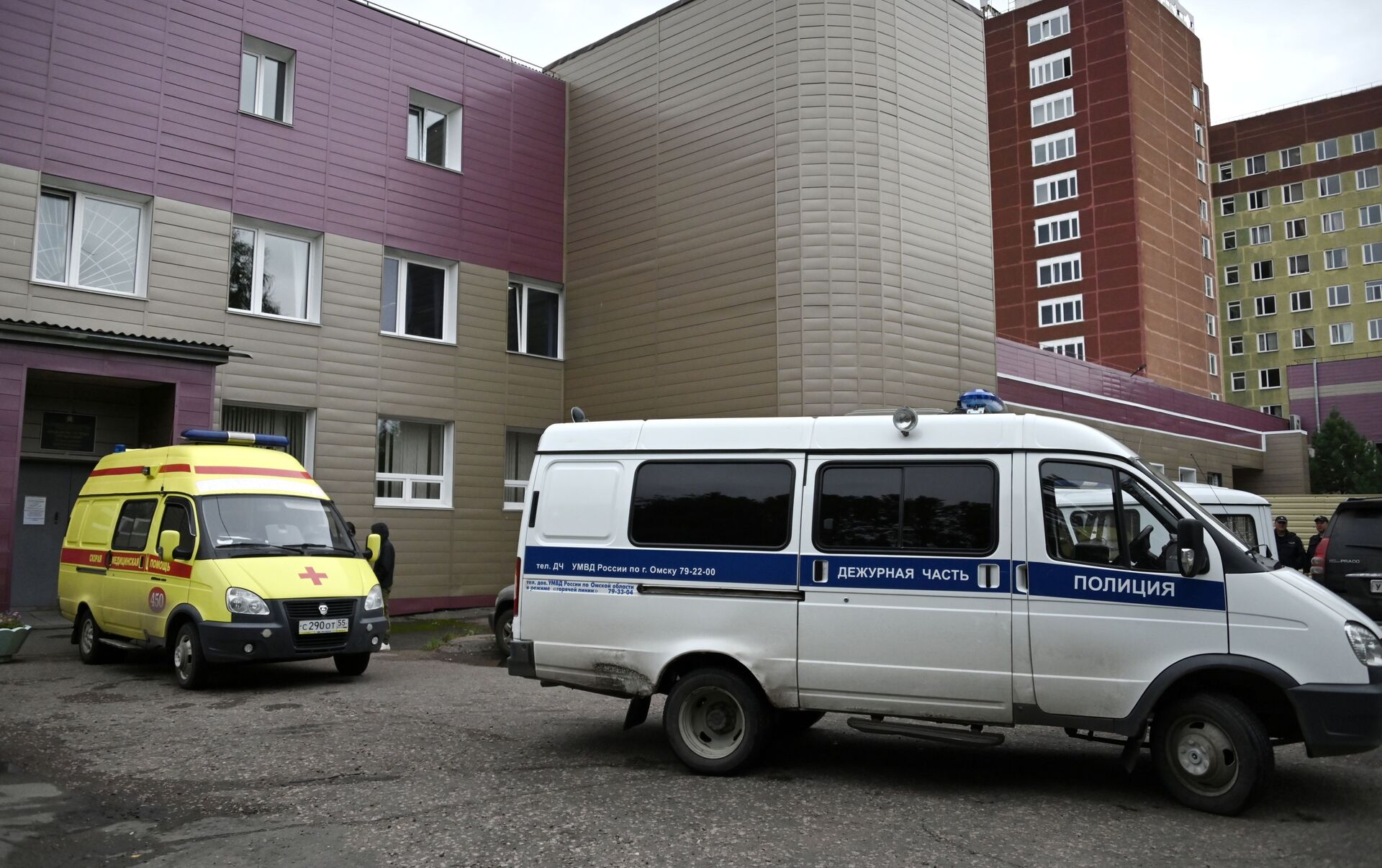 Больница скорой помощи. Больница 1 городская скорая. Больница экстренной медицинской помощи ОМК. Скоорапомощь и больница\. Скорая у подъезда.