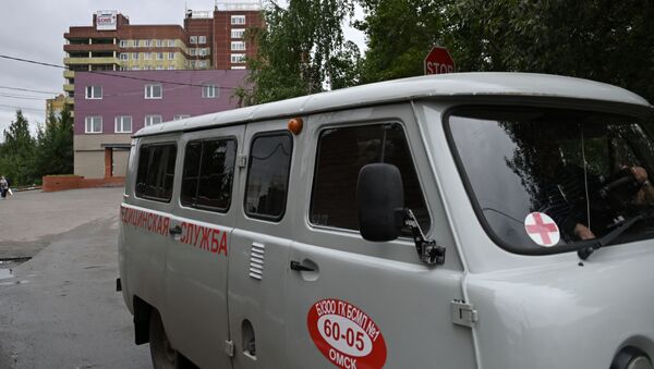 Una ambulancia cerca del hospital donde está el opositor ruso, Alexéi Navalni - Sputnik Mundo