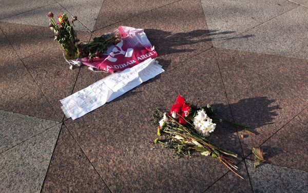 Flores en homenaje a los fallecidos en el vertedero de Zaldívar, al norte de España - Sputnik Mundo